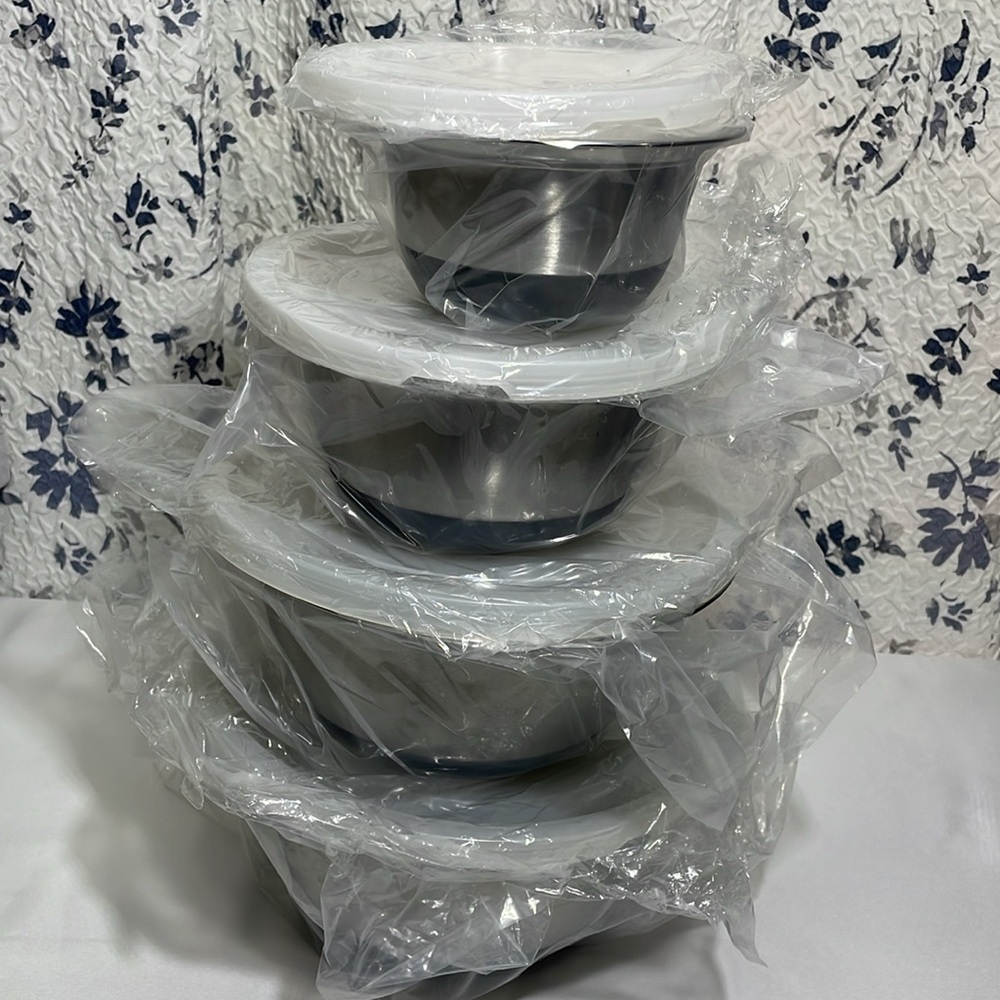 4-Piece Stainless Steel Bowl Set with White Lids